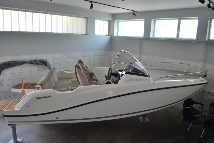 Quicksilver 605 Sundeck